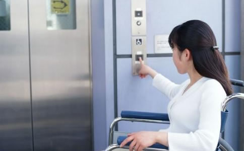 坐輪椅的人進(jìn)入電梯