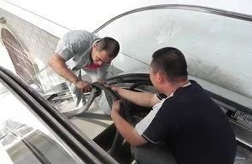 修理自動扶梯